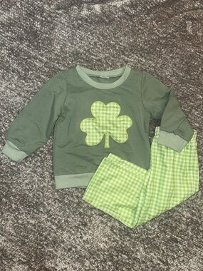 EUC St. Patrick’s day Green gingham Shamrock appliqué pants Set 18/24mo
